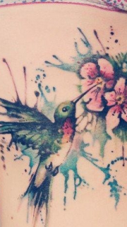 美女侧胸漂亮前卫的彩色蜂鸟纹身图片