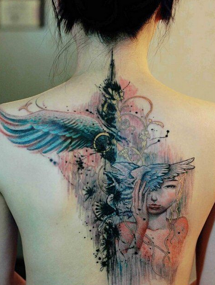 点击大图看下一张：女性背部个性泼墨纹身图案