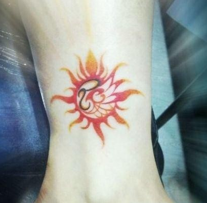 点击大图看下一张：腿部精美的彩色图腾太阳纹身图片