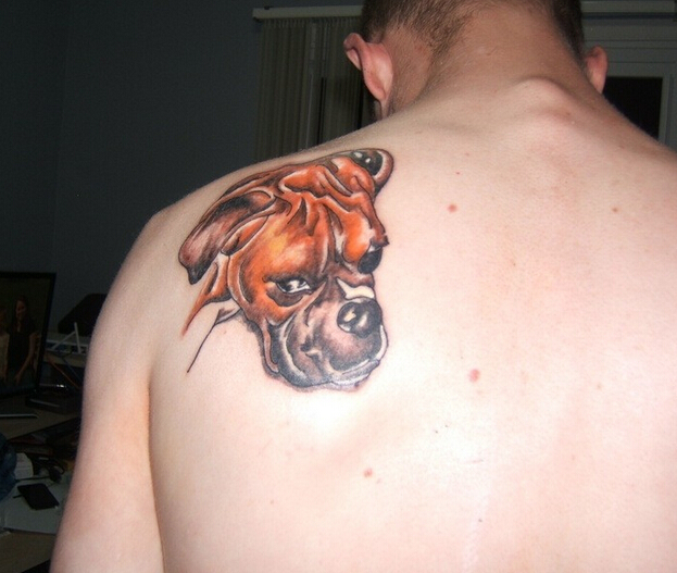 点击大图看下一张：左肩上可爱的汪星人纹身图案