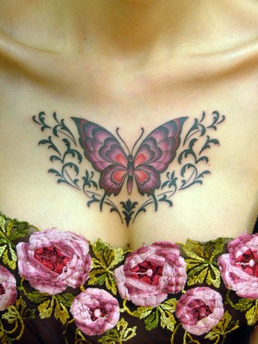 点击大图看下一张：胸部优雅的蝴蝶刺青