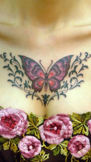 胸部优雅的蝴蝶刺青