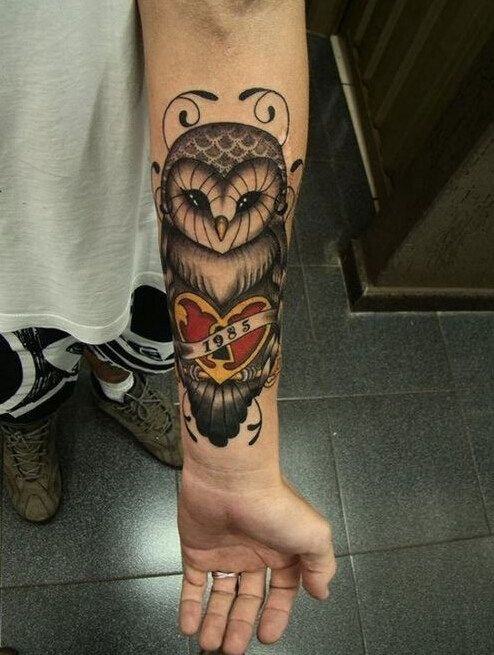 点击大图看下一张：手臂上呆呆的猫头鹰纹身