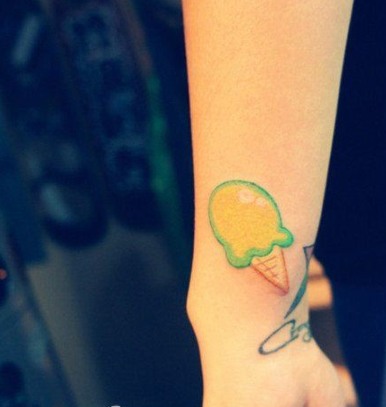 点击大图看下一张：女人手腕小巧的冰激凌纹身图片