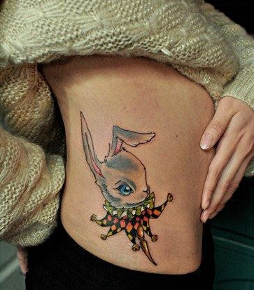 点击大图看下一张：美女侧腰流行可爱的小兔子纹身图片