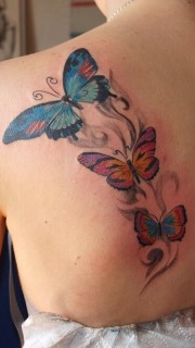 女生背部漂亮的蝴蝶纹身
