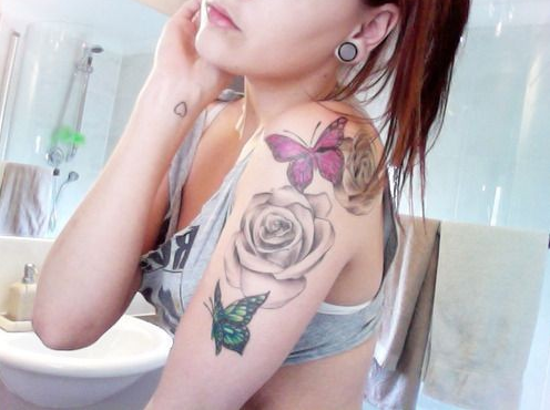 点击大图看下一张：美女肩部好看的玫瑰蝴蝶刺青