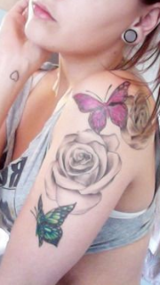 美女肩部好看的玫瑰蝴蝶刺青