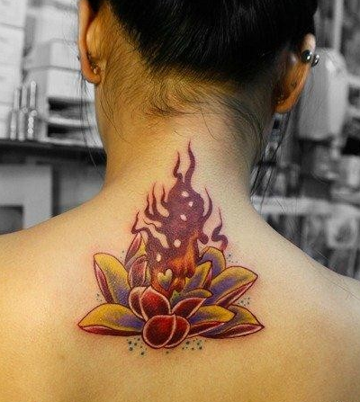 点击大图看下一张：美女背部好看的莲花与火焰纹身图片
