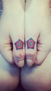 大指姆上小小的花朵纹身