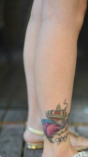 女人脚踝处小巧潮流的爱心皇冠纹身图片