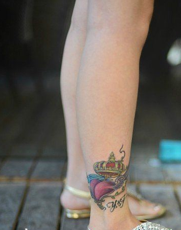 点击大图看下一张：女人脚踝处小巧潮流的爱心皇冠纹身图片