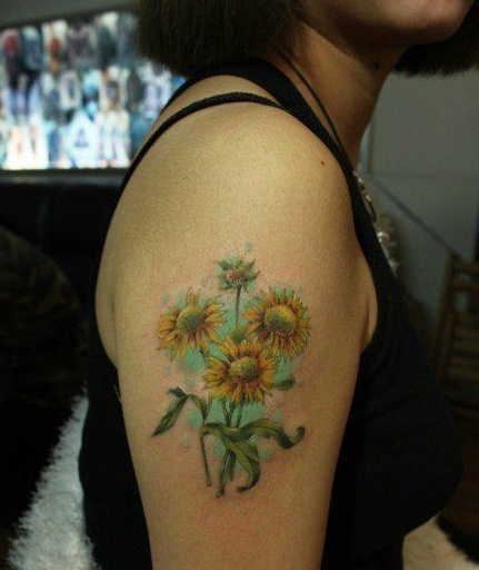 点击大图看下一张：女人手臂漂亮时尚的向日葵花纹身图片