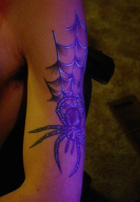 点击大图看下一张：霸气男人手臂毒蜘蛛纹身图案