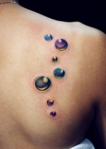 点击大图看下一张：美女背部流行唯美的水珠纹身图片