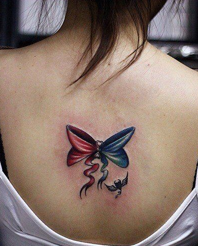 点击大图看下一张：女人后背时尚小巧的蝴蝶结纹身图片