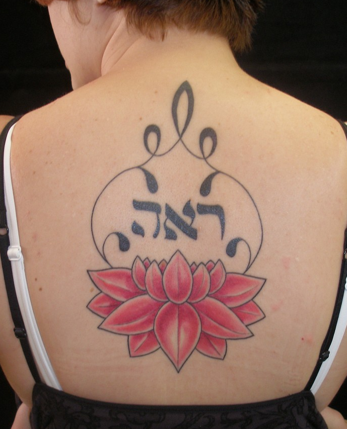 点击大图看下一张：背部唯美漂亮的莲花梵文纹身
