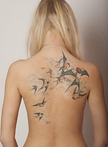 点击大图看下一张：美女背部潮流流行的燕子纹身图片