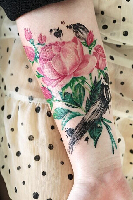 点击大图看下一张：小臂唯美的莲花纹身