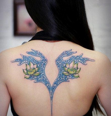 点击大图看下一张：美女背部漂亮潮流的彩色莲花纹身图片