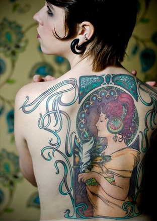 点击大图看下一张：女性背部时尚漂亮的美女纹身