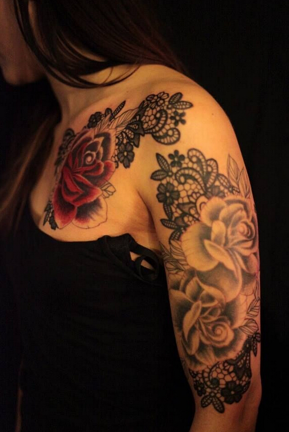 点击大图看下一张：性感美女的玫瑰花臂纹身图案