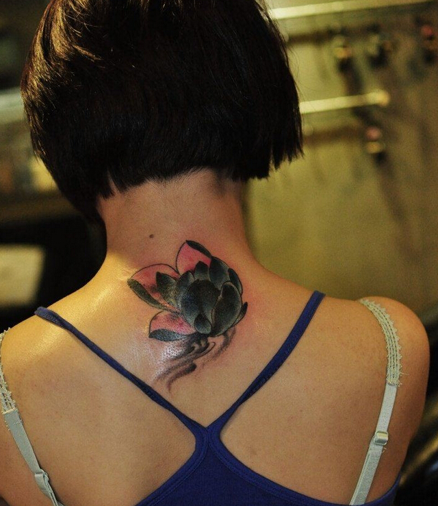 点击大图看下一张：女人背部个性彩色莲花纹身图片