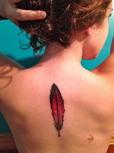 点击大图看下一张：女性背部红色羽毛纹身