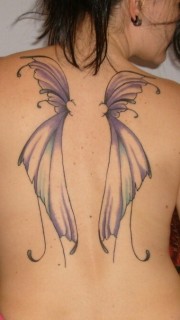 女性背部漂亮的蝴蝶翅膀纹身