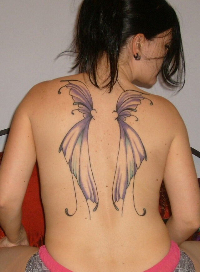 点击大图看下一张：女性背部漂亮的蝴蝶翅膀纹身