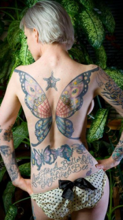 女性满背蝴蝶花体英文字纹身图案