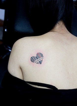 点击大图看下一张：美女肩背时尚的爱心版的条形码纹身图片