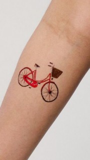 小臂上漂亮的自行车纹身