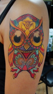 手臂上非常可爱的大雁猫头鹰纹身