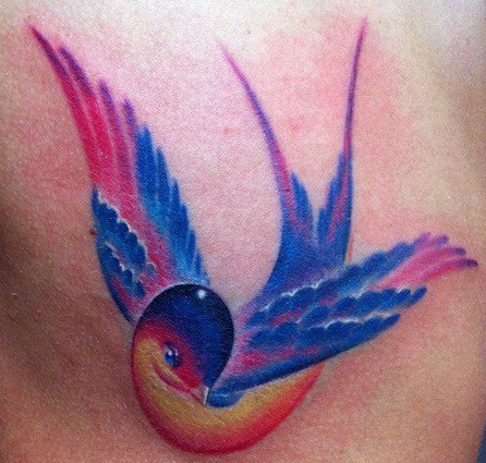 点击大图看下一张：一幅好看漂亮的彩色小燕子纹身图片