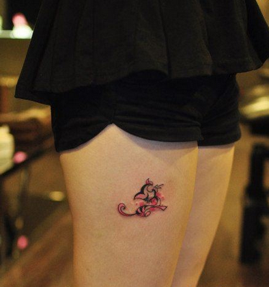 点击大图看下一张：女人腿部小巧可爱的图腾猫咪纹身图片