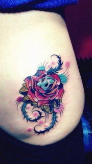 美女腰部小巧精美的玫瑰花与小骷髅纹身图片