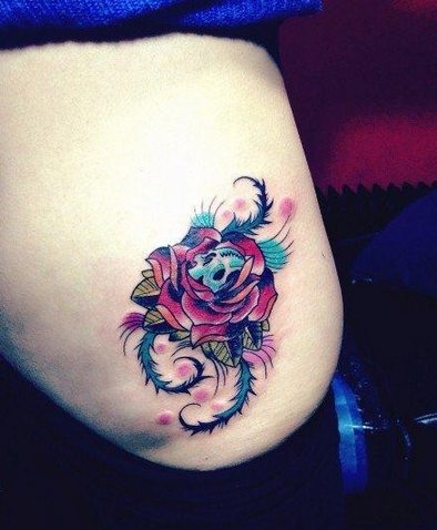 点击大图看下一张：美女腰部小巧精美的玫瑰花与小骷髅纹身图片