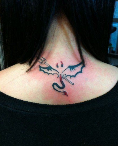 点击大图看下一张：女人颈部小巧潮流的恶魔翅膀纹身图片