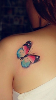 美女背部的漂亮的花蝴蝶纹身图案
