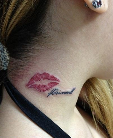 点击大图看下一张：美女脖颈红色唇印字母纹身