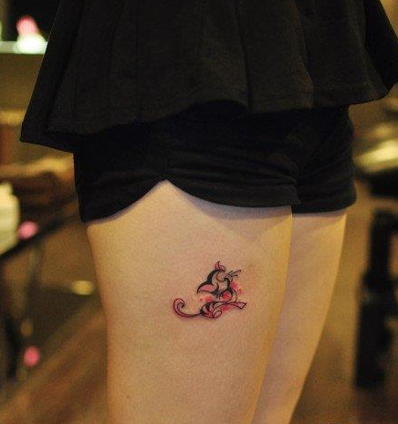 点击大图看下一张：靓女腿部乖巧可爱的图腾猫咪纹身图案
