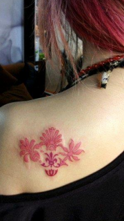 靓女肩背完美好看的图腾花卉纹身图案