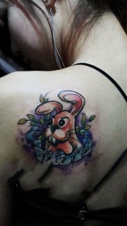 女生背部可爱小萌兔刺青图案