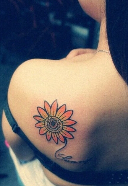 点击大图看下一张：女生后肩向日葵清新纹身