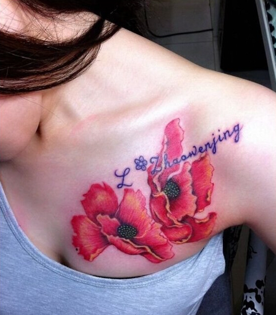 点击大图看下一张：美女肩部鲜艳的花卉英文字纹身