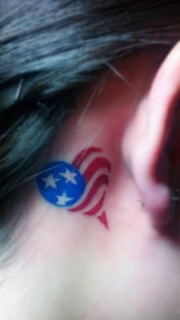 耳后美国国旗纹身