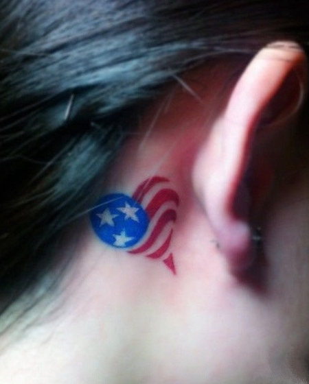 点击大图看下一张：耳后美国国旗纹身