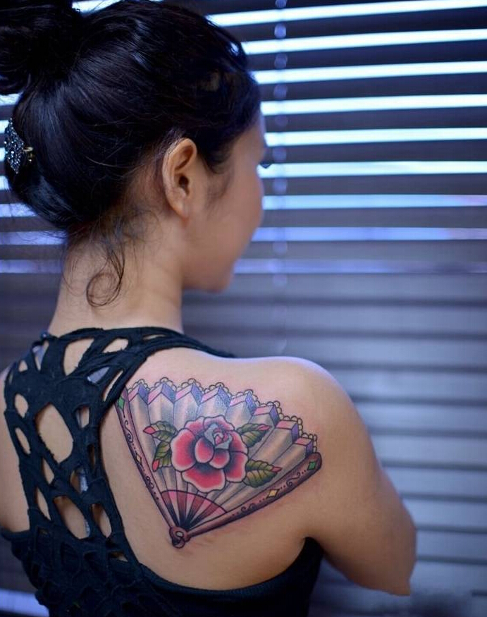 点击大图看下一张：玫瑰扇子女生肩部纹身