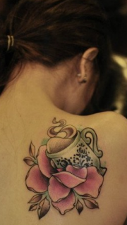 肩背的杯子与花卉纹身图案